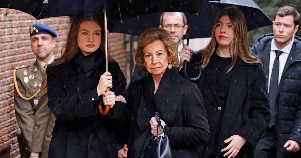 Abschied-von-ihrer-Schwester-Enkelinnen-unterst-tzen-Altk-nigin-Sof-a