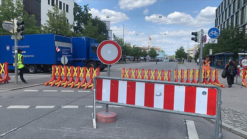 Der Veranstaltungsort ist weiträumig abgesperrt und gesichert. Der Veranstaltungsort ist weiträumig abgesperrt und gesichert.