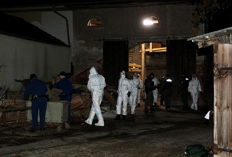 Mitarbeiter der Spurensicherung durchsuchen gestern eine Scheune in Friedberg nach weiteren Beweismitteln