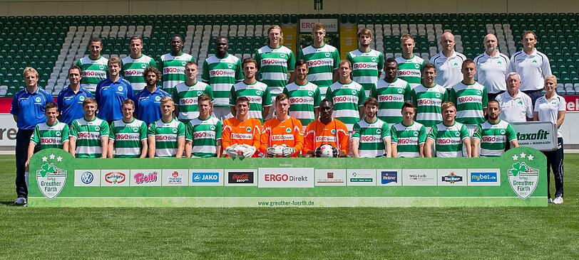 Die Mannschaft von SpVgg Greuther Fürth: Obere Reihe (l-r): Sercan Sararer, Edgar Prib, Abdul Rahman Baba, Gerald Asamoah, Michael Hefele, Lasse Sobiech, Christopher Nöthe, Bernd Nehrig, Rouven Schröder (Koordinator Lizenzmannschaft), Uwe Schellhammer (Physiotherapeut), Carsten Klee (Physiotherapeut). Mittlere Reihe (l-r): Mike Büskens (Chef-Trainer), Mirko Reichel (Co-Trainer), Günther Reichold (Torwart-Trainer), Axel Dörrfuß (Athletik-Trainer), Kevin Kraus, Ilir Azemi, Mergim Mavraj, Thomas Kleine, Kingsley Onuegbu, Thanos Petsos, Milorad Pekovic, Harald Hauer (Mannschaftsarzt), Agnieszka Tobiasz-Kolodziej (Physiotherapeutin). Untere Reihe (l-r): Zoltan Stieber, Sebastian Tyrala, Stephan Fürstner, Johannes Geis, Felix Klaus, Wolfgang Hesl, Max Grün, Issa Ndoye, Robert Zillner, Thomas Pledl, Heinrich Schmidtgal, Tayfun Pektürk.