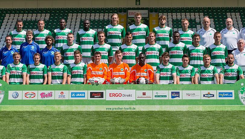 Die Mannschaft von SpVgg Greuther Fürth: Obere Reihe (l-r): Sercan Sararer, Edgar Prib, Abdul Rahman Baba, Gerald Asamoah, Michael Hefele, Lasse Sobiech, Christopher Nöthe, Bernd Nehrig, Rouven Schröder (Koordinator Lizenzmannschaft), Uwe Schellhammer (Physiotherapeut), Carsten Klee (Physiotherapeut). Mittlere Reihe (l-r): Mike Büskens (Chef-Trainer), Mirko Reichel (Co-Trainer), Günther Reichold (Torwart-Trainer), Axel Dörrfuß (Athletik-Trainer), Kevin Kraus, Ilir Azemi, Mergim Mavraj, Thomas Kleine, Kingsley Onuegbu, Thanos Petsos, Milorad Pekovic, Harald Hauer (Mannschaftsarzt), Agnieszka Tobiasz-Kolodziej (Physiotherapeutin). Untere Reihe (l-r): Zoltan Stieber, Sebastian Tyrala, Stephan Fürstner, Johannes Geis, Felix Klaus, Wolfgang Hesl, Max Grün, Issa Ndoye, Robert Zillner, Thomas Pledl, Heinrich Schmidtgal, Tayfun Pektürk.