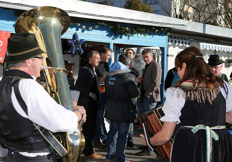 Friedhelm Funkel wird 60: An der Grünwalder Straße feiern die Löwen ihren Trainer mit Blaskapelle, Böller-Schüssen und einer Torte. Die Bilder.