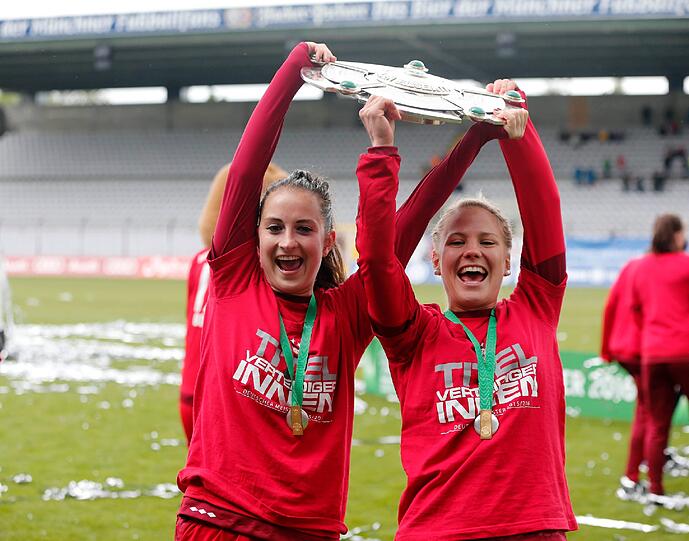 Ausgelassen feierten die Frauen des FC Bayern ihre Titelverteidigung im Grünwalder Stadion. Die Bilder!