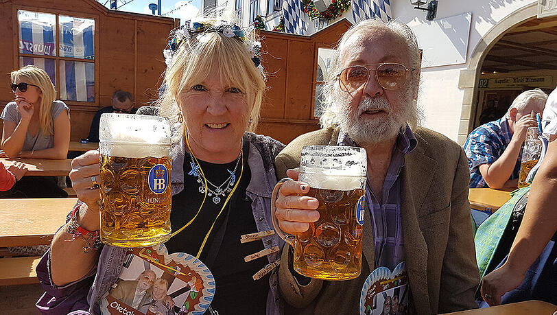 Sharon und Ed: Es ist das 25. Jahr, in dem sie zum Oktoberfest reisen. Sharon und Ed: Es ist das 25. Jahr, in dem sie zum Oktoberfest reisen.