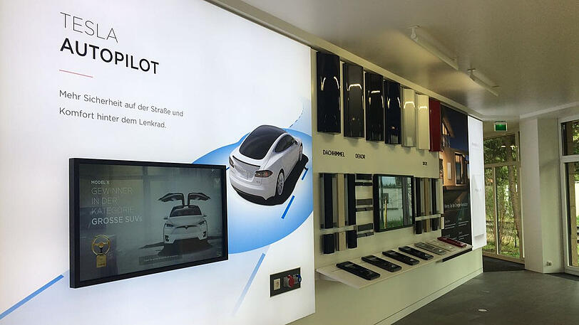 Der neue Tesla-Store in Grünwald verfügt auch über das interaktive Tesla Design-Studio.