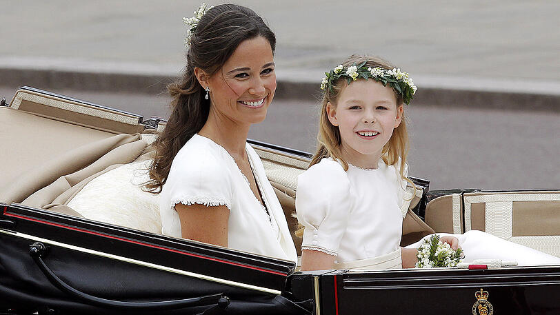 29. April 2011: Ihre Schwester Kate heriatet - Brautjungfer Pippa Middleton trifft mit einem Blumenmädchen zur Hochzeit von Prinz William von Großbritannien vor der Westminster Abbey in London ein.