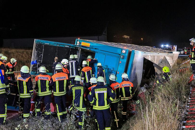 In Unterfranken kam es in der Nacht auf Dienstag zu einem schlimmen Unfall mit einem Viehtransporter - die Bilder.