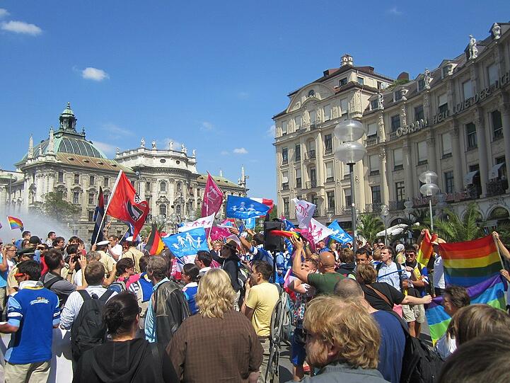 Trillerpfeifen gegen Sprechchöre: Am Stachus standen 300 Menschen etwa 70 französischen Aktivisten gegenüber, die gegen Abtreibung und Homo-Ehe demonstrierten.