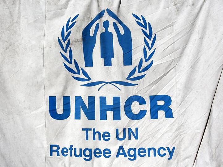 Das Logo "UN Refugee Agency". Das UN-Flüchtlingshilfswerk fordert nach dem Vorfall vor der libyschen Küste einen Ausbau der Such- und Rettungskapazitäten.
