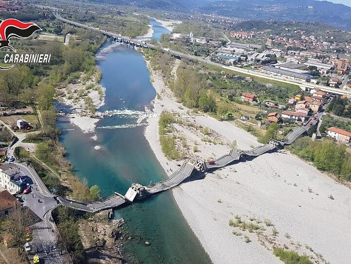 Die von der Polizei zur Verfügung gestellte Luftaufnahme zeigt die eingestürzte Brücke über einem Fluss.