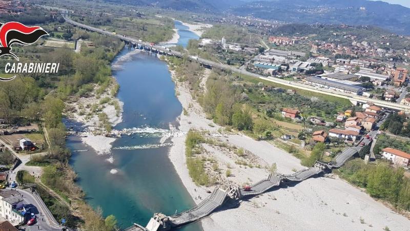 Die von der Polizei zur Verfügung gestellte Luftaufnahme zeigt die eingestürzte Brücke über einem Fluss. Die von der Polizei zur Verfügung gestellte Luftaufnahme zeigt die eingestürzte Brücke über einem Fluss.
