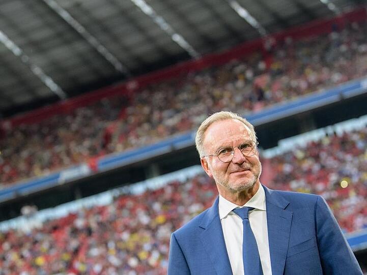 Karl-Heinz Rummenigge, Vorstandschef vom FC Bayern, steht vor Spielbeginn am Spielfeldrand. Foto: Matthias Balk/Archiv
