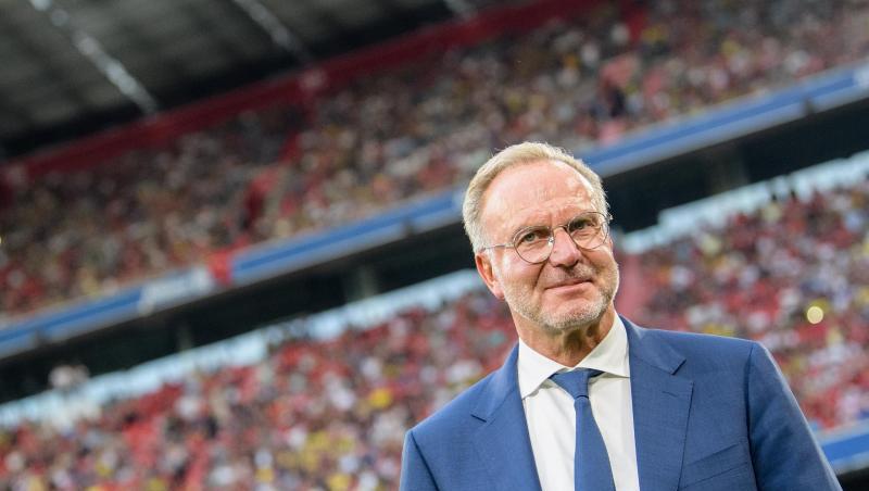Karl-Heinz Rummenigge, Vorstandschef vom FC Bayern, steht vor Spielbeginn am Spielfeldrand. Foto: Matthias Balk/Archiv Karl-Heinz Rummenigge, Vorstandschef vom FC Bayern, steht vor Spielbeginn am Spielfeldrand. Foto: Matthias Balk/Archiv