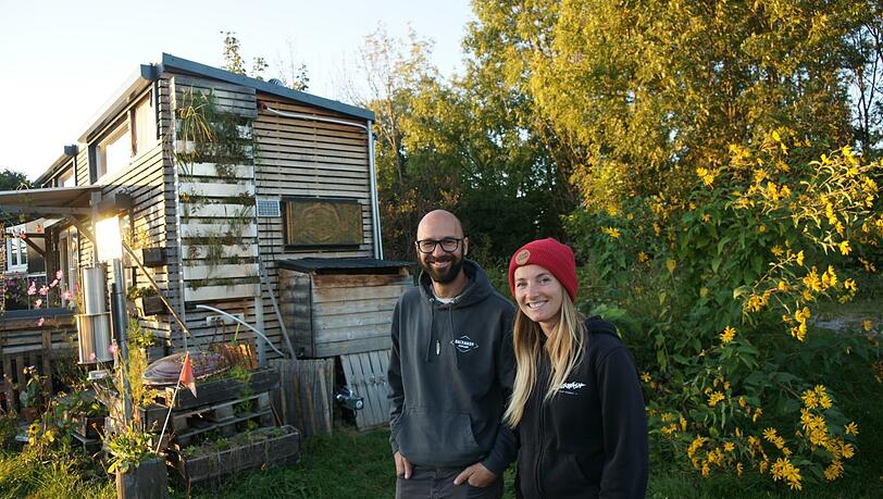 Felicia Rief und Jonas Bischofberger zeigen ihre zwei Tiny Houses auch gerne Besuchern, die sich über diese Wohnform informieren möchten.