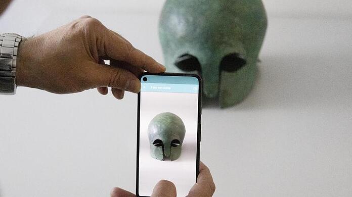 Ein Kunstfahnder nutzt die KIKu-App (Künstliche Intelligenz für den Kulturgutschutz).