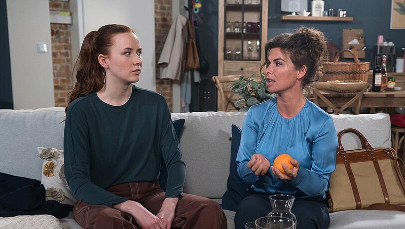 "Rote Rosen": Anke (r.) redet sich vor Franzi ein, dass es für sie und Florian noch eine Chance gibt.