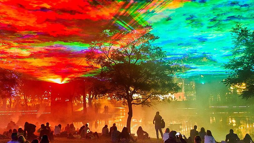 "Borealis" ist ein Werk des Schweizer Künstlers Dan Acher und erzeugt in Dublin während des "Bram Stoker Festivals" eine mystische Stimmung.
