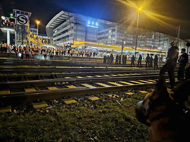 Am S-Bahnhof Hackerbrücke kam es zu teils chaotischen Szenen. Am S-Bahnhof Hackerbrücke kam es zu teils chaotischen Szenen.