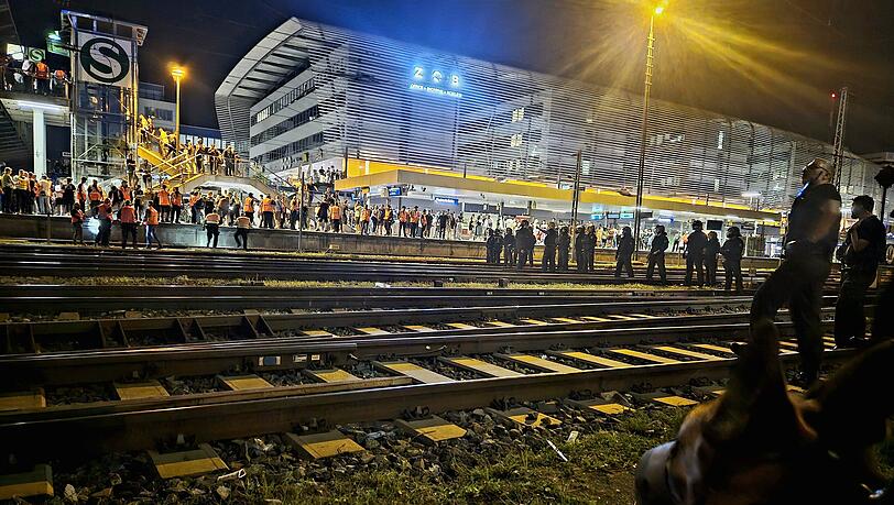 Am S-Bahnhof Hackerbrücke kam es zu teils chaotischen Szenen.