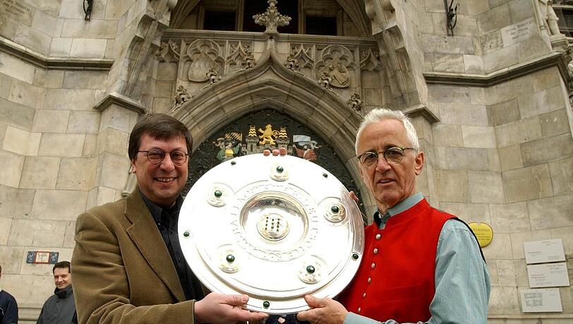 Glühender Bayern-Fan: Rudi Schröck (links) mit Meisterschale neben Promi-Bäcker Bodo Müller.