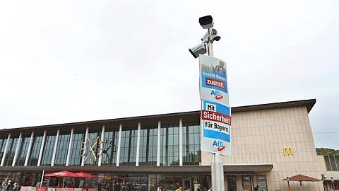 Bereits Ende Oktober 2024 setzte die bayerische Polizei eine Arbeitsgruppe ein, die an Kriminalit&auml;tsbrennpunkte in Innenst&auml;dten und rund um Bahnh&ouml;fe &ndash; wie hier in W&uuml;rzburg &ndash; mehr Sicherheit schaffen soll. (Symbolbild)