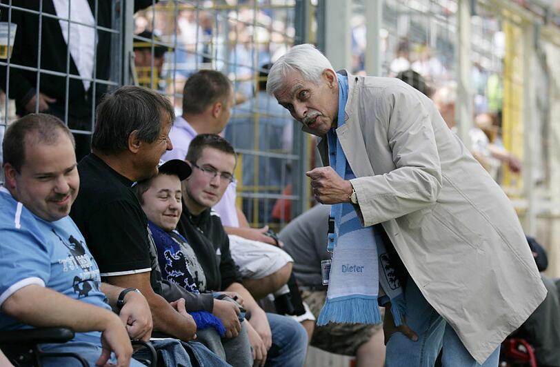 Die Enttäuschung über die Niederlage bei der deutschen Junioren-Meisterschaft entlud sich bei den 1860-Fans teils in einer Attacke gegen Dieter Schneider. "Du hast den Verein verkauft", schallte es von den Rängen. Auch Rauchbomben gingen hoch. Die Eindrücke.