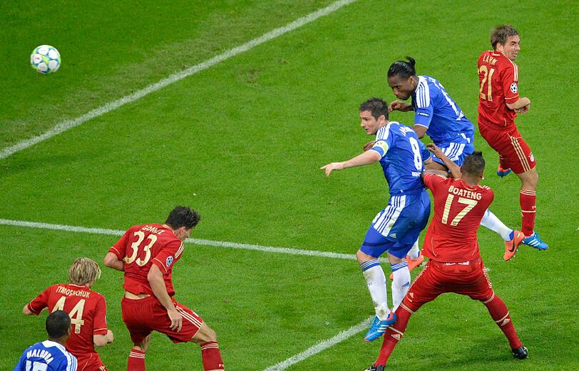 Dann beginnt die Katastrophe für die Bayern: Didier Drogba steigt nach der ersten Ecke für Chelsea im Strafraum hoch.