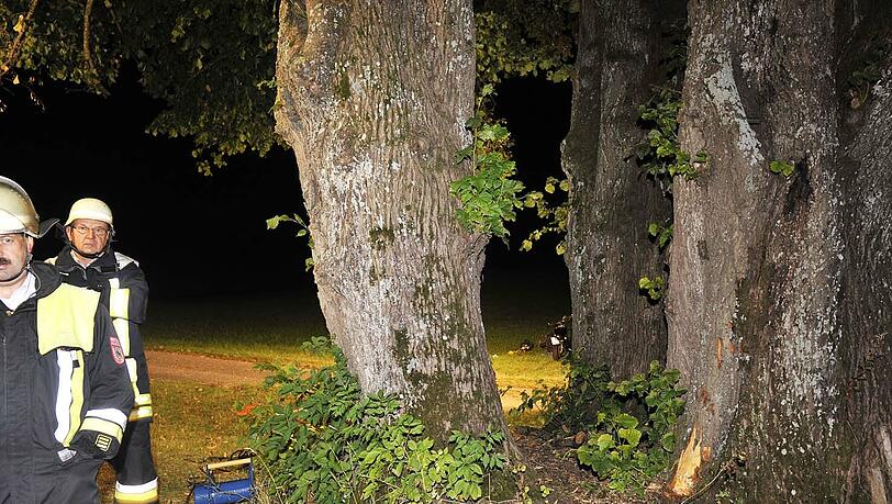 Ein Fahrer kracht mit seiner Harley gegen drei große Linden an einem Wegkreuz, die als Naturdenkmal gelten. Er verstirbt noch am Unfallort. Ein Fahrer kracht mit seiner Harley gegen drei große Linden an einem Wegkreuz, die als Naturdenkmal gelten. Er verstirbt noch am Unfallort.