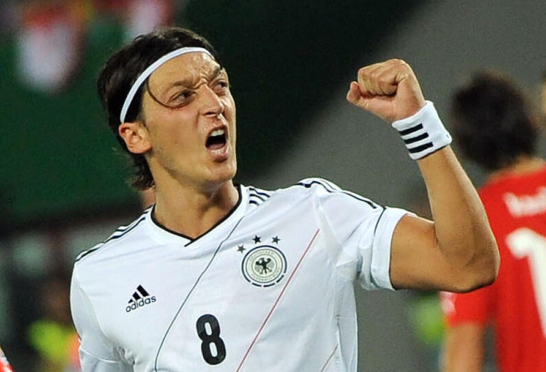 Mesut Özil: "Ich spiele nicht Fußball, um jemandem etwas zu beweisen, sondern weil ich Spaß am Fußball habe."