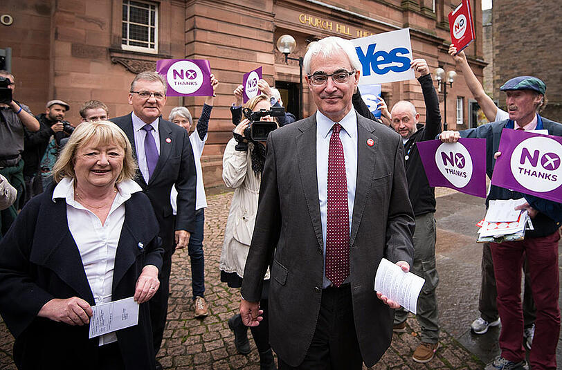 Der Chef der «Better together»-Kampagne, Alistair Darling (Mitte), steht am 18.09.2014 mit seiner Frau Maggie (l) vor einem Wahllokal in Edinburgh, Schottland. Viele Menschen in Schottland haben am Donnerstag abgestimmt.