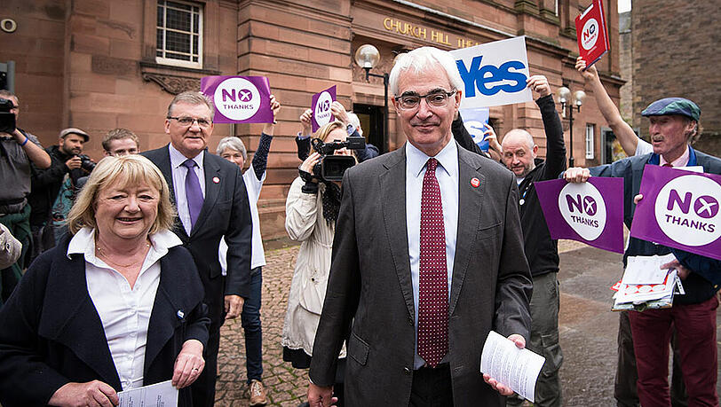 Der Chef der «Better together»-Kampagne, Alistair Darling (Mitte), steht am 18.09.2014 mit seiner Frau Maggie (l) vor einem Wahllokal in Edinburgh, Schottland. Viele Menschen in Schottland haben am Donnerstag abgestimmt. Der Chef der «Better together»-Kampagne, Alistair Darling (Mitte), steht am 18.09.2014 mit seiner Frau Maggie (l) vor einem Wahllokal in Edinburgh, Schottland. Viele Menschen in Schottland haben am Donnerstag abgestimmt.
