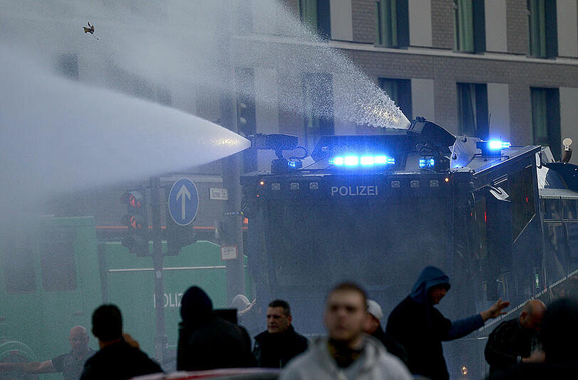 Polizeieinsatz gegen Hooligans in Köln - die Bilder.