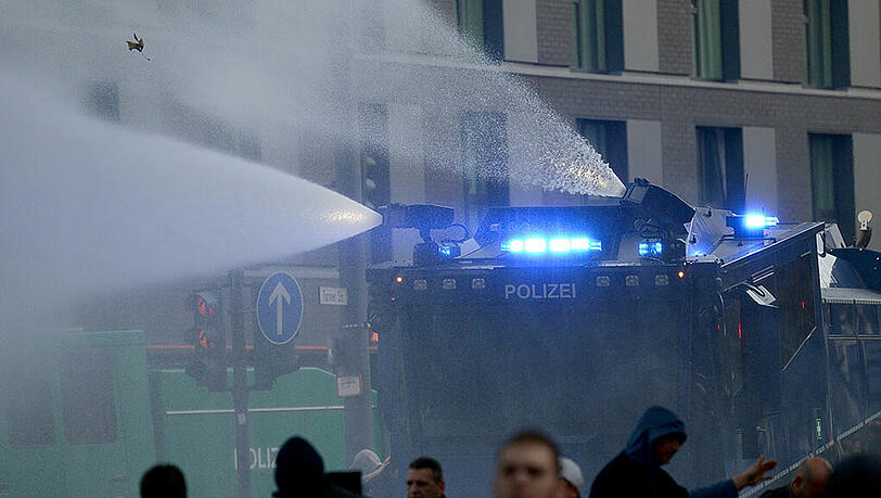 Polizeieinsatz gegen Hooligans in Köln - die Bilder. Polizeieinsatz gegen Hooligans in Köln - die Bilder.