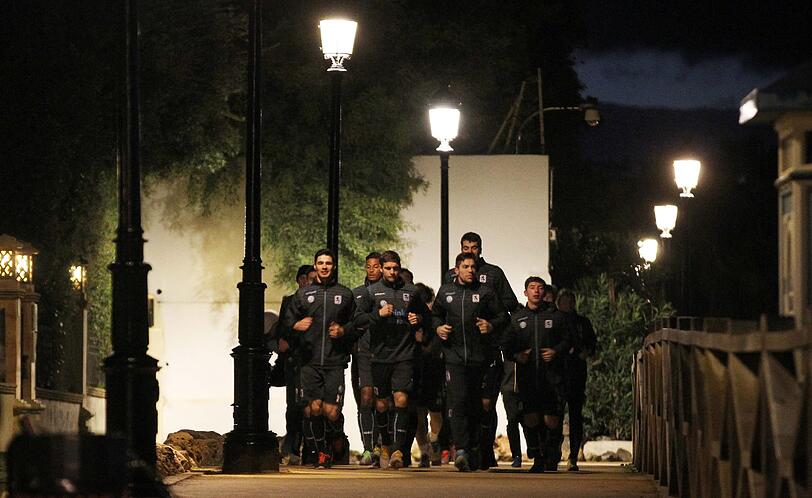 Laufen und kicken an der Sonnenküste in Marbella: Die erste Trainingseinheit der Löwen in Spanien.
