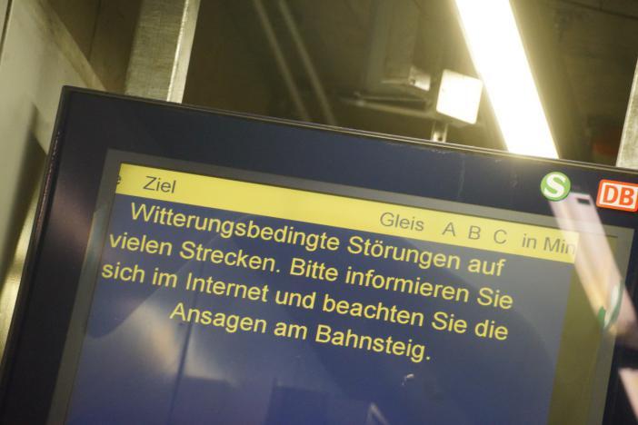 Aufgrund von Sturm Niklas kam es zu Zugausfällen und Verspätungen. Für die Passagiere hieß das: warten.
