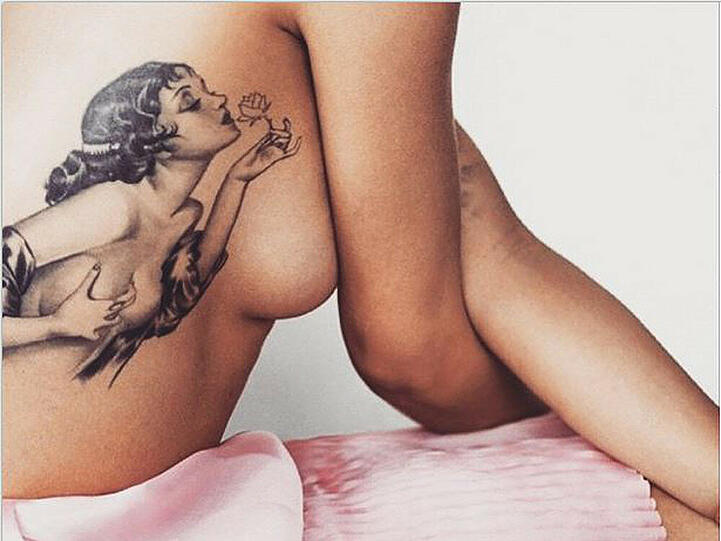 Auch Sängerin Rita Ora (24) lässt es in Sachen Tattoos ganz schön krachen. Eines der größten Kunstwerke auf ihrem Körper ist eine sinnlich-verführerische Pin-Up-Lady, die auf Oras rechten Rippen prangt.