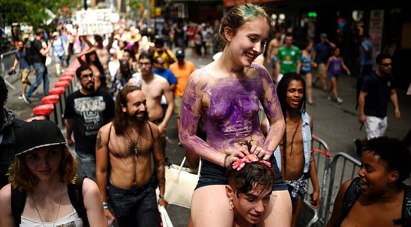 Mit nackten Brüsten vom Columbus Circle zum Bryant Park: Die Bilder vom "Go topless Day 2015" in New York.
