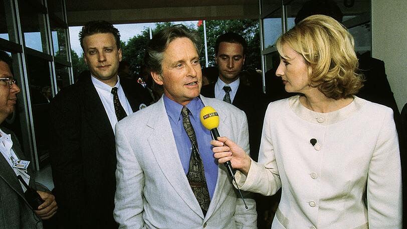 Interview zwischen Tür und Angel: Frauke Ludowig 1996 mit Michael Douglas.