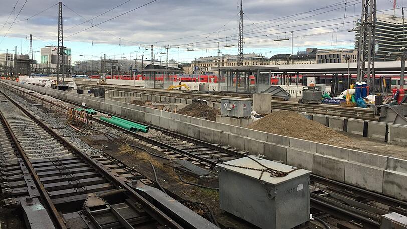 Über den Schutthaufen befindet sich künftig der neue erhöhte Bahnsteig 9/10.