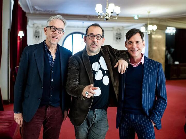Oliver Reese (l-r), Intendant vom Berliner Ensemble, Barrie Kosky, Regisseur und Intendant der Komischen Oper Berlin und Dirigent Adam Benzwi in Berlin.