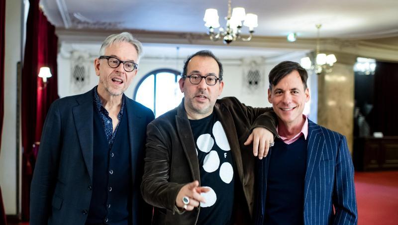 Oliver Reese (l-r), Intendant vom Berliner Ensemble, Barrie Kosky, Regisseur und Intendant der Komischen Oper Berlin und Dirigent Adam Benzwi in Berlin. Oliver Reese (l-r), Intendant vom Berliner Ensemble, Barrie Kosky, Regisseur und Intendant der Komischen Oper Berlin und Dirigent Adam Benzwi in Berlin.