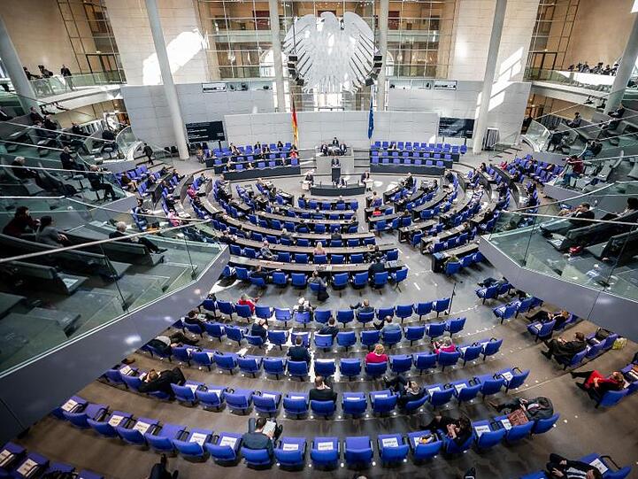 Eine Bundestagsdebatte mit Sicherheitsabstand zwischen den Abgeordneten.