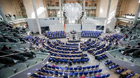 Eine Bundestagsdebatte mit Sicherheitsabstand zwischen den Abgeordneten.
