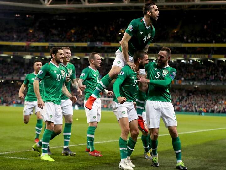 Die Spieler der Republik Irland feiern ein Tor gegen Georgien.