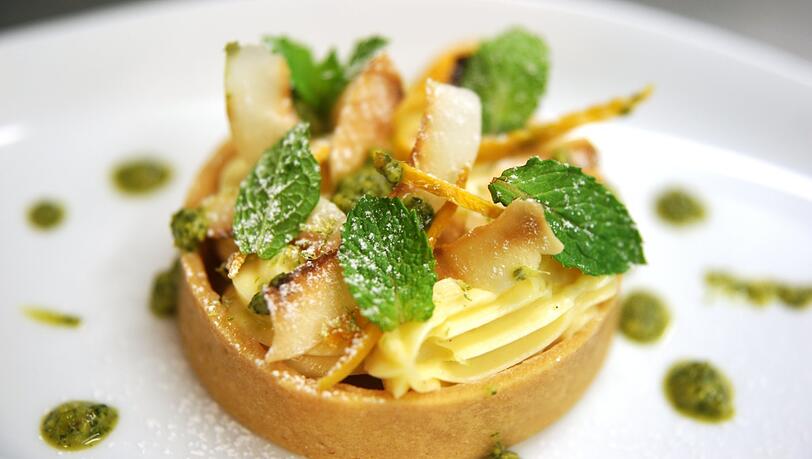 Zitronengras-Tartelette mit Mango, Kokos und Minze Zitronengras-Tartelette mit Mango, Kokos und Minze