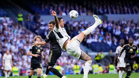 Real Madrids Joselu (r) kämpft mit Unions Josip Juranovic um den Ball.