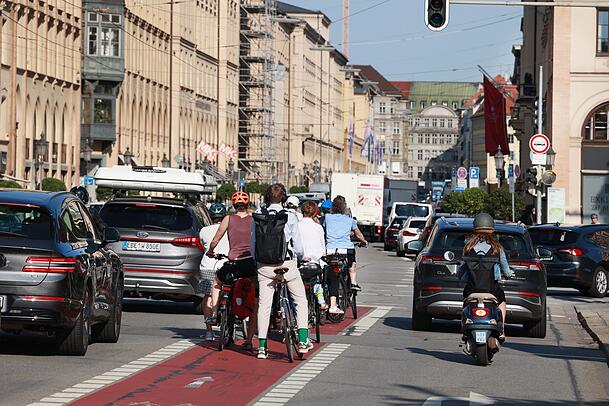 Schon erstaunlich, wie viel in der Fr&uuml;h bereits los ist auf der Maximilianstra&szlig;e: hier an der Ecke zum Altstadtring.