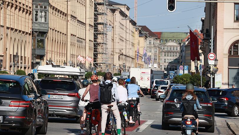 Schon erstaunlich, wie viel in der Früh bereits los ist auf der Maximilianstraße: hier an der Ecke zum Altstadtring. Schon erstaunlich, wie viel in der Früh bereits los ist auf der Maximilianstraße: hier an der Ecke zum Altstadtring.