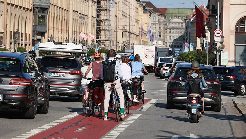 Schon erstaunlich, wie viel in der Früh bereits los ist auf der Maximilianstraße - hier an der Ecke zum Altstadtring. Schon erstaunlich, wie viel in der Früh bereits los ist auf der Maximilianstraße - hier an der Ecke zum Altstadtring.