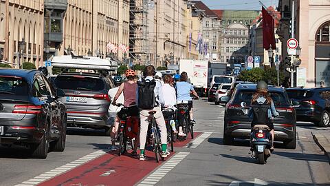 Schon erstaunlich, wie viel in der Fr&uuml;h bereits los ist auf der Maximilianstra&szlig;e - hier an der Ecke zum Altstadtring.